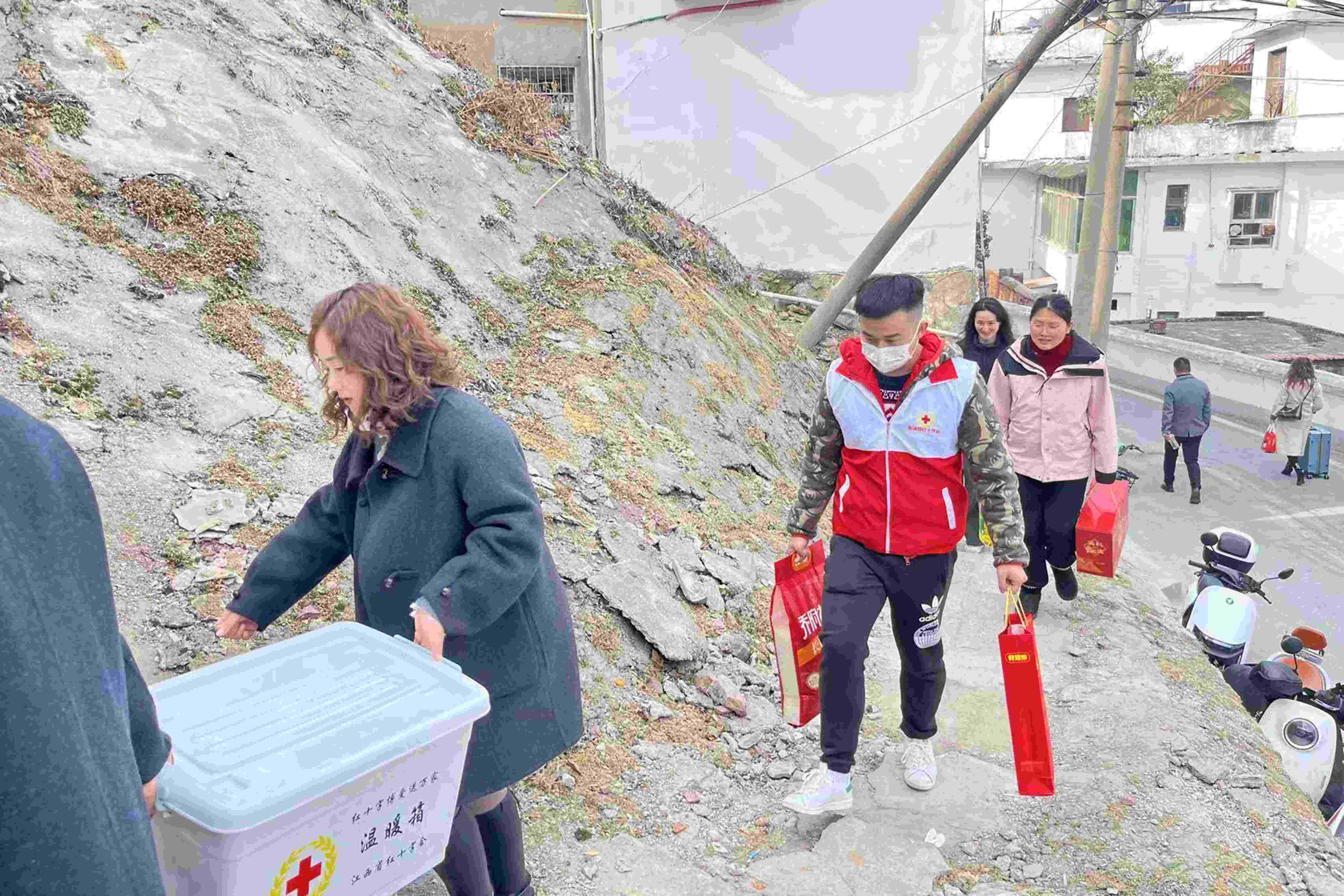 江西40001百老汇为彭泽县60户穷困户送温暖