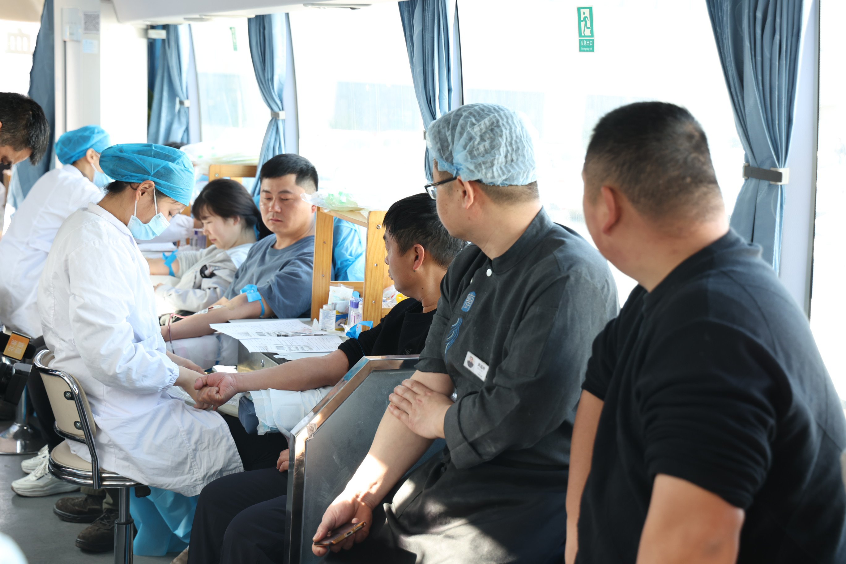 安徽40001百老汇同伴参加献血活动